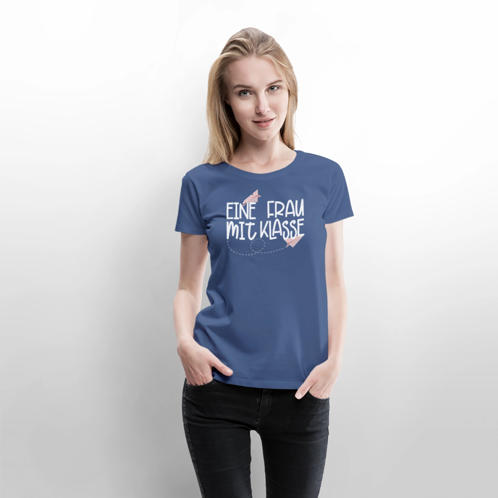 Eine Frau mit Klasse - Frauen Premium T-Shirt - Taubenblau