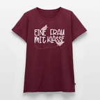 Eine Frau mit Klasse - Frauen Premium T-Shirt - Burgunderrot