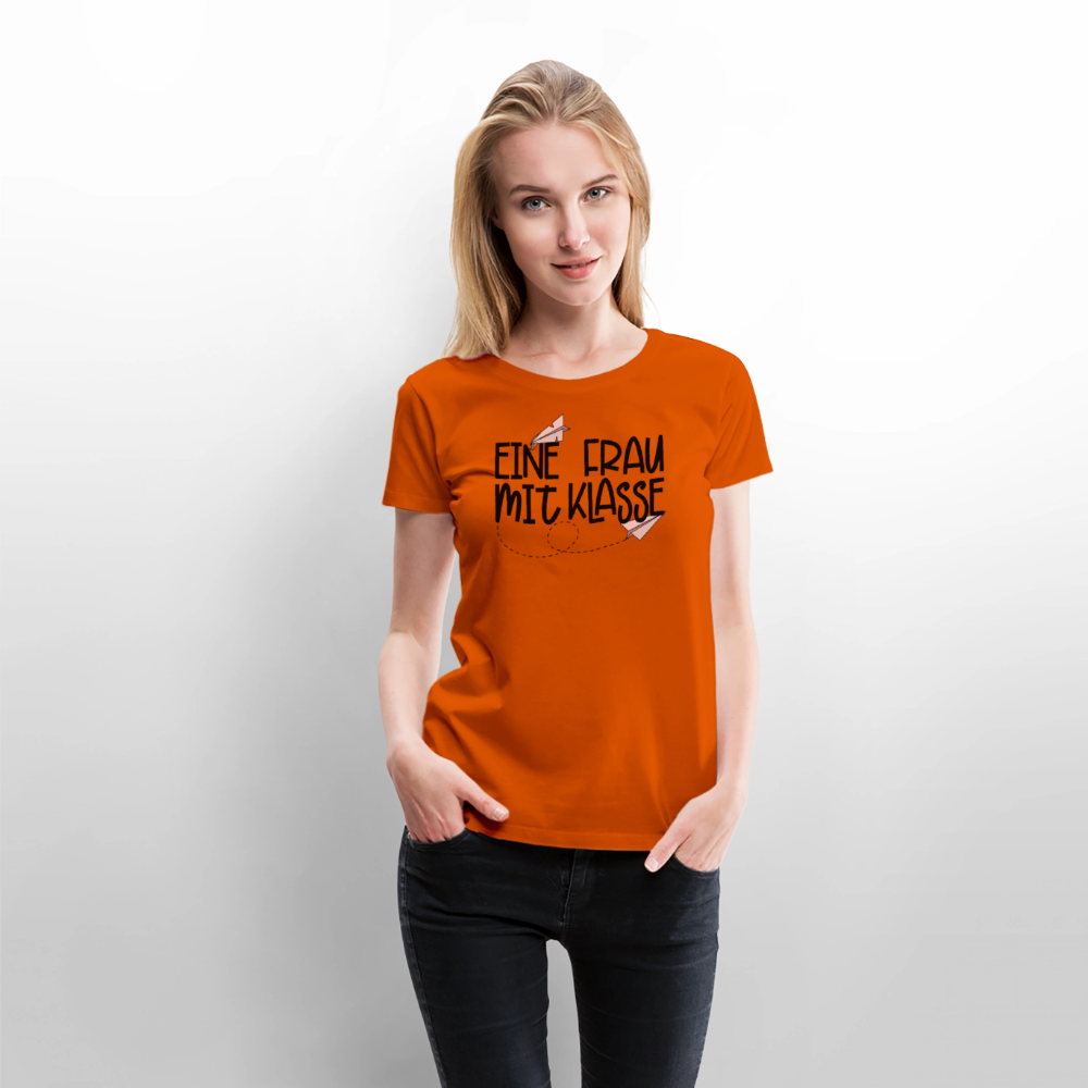 Eine Frau mit Klasse - Frauen Premium T-Shirt - Orange 