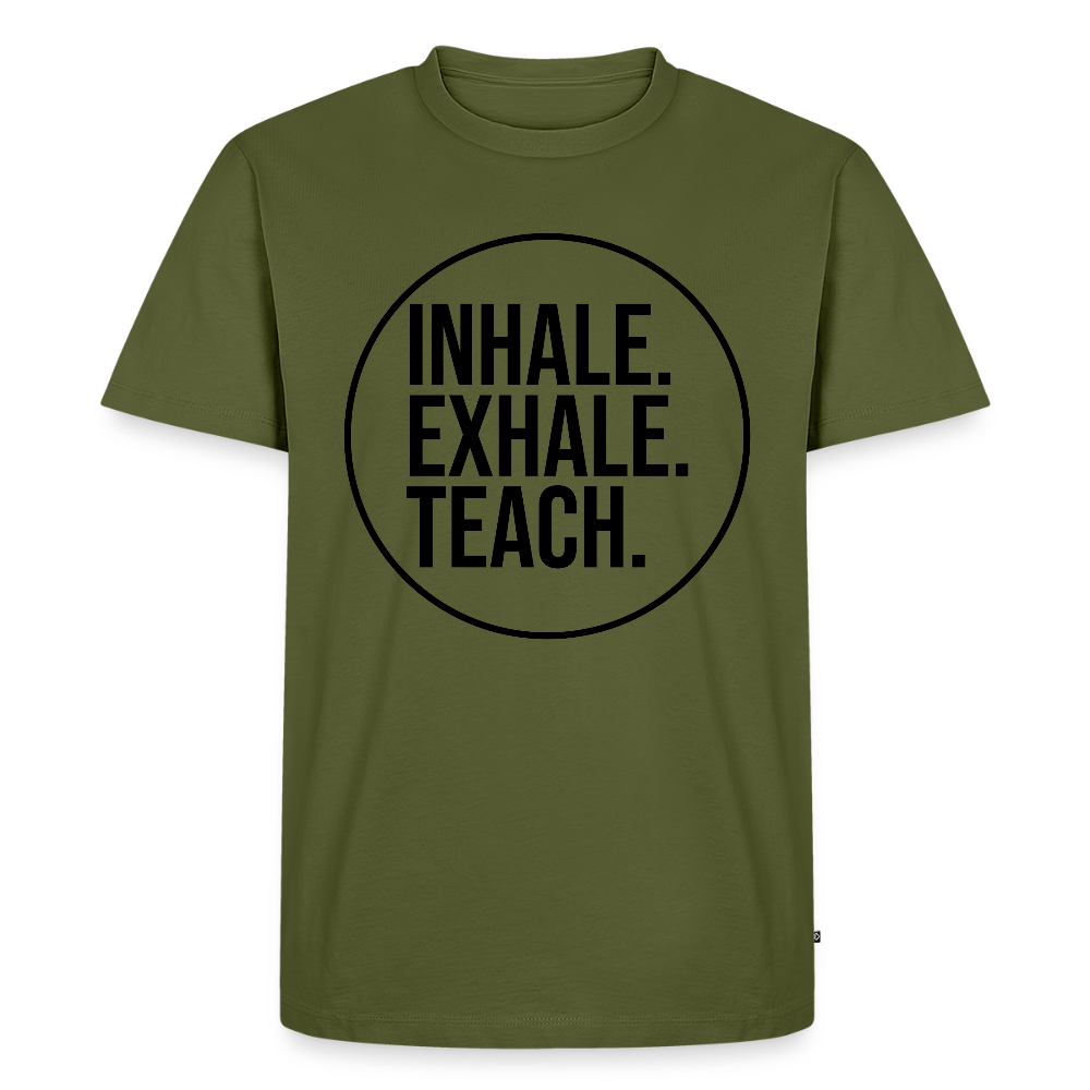 Inhalte. Exhale. Teich. - Männer Premium T-Shirt - Khaki