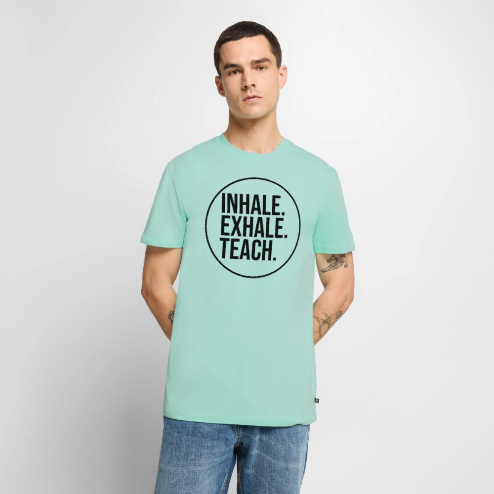 Inhalte. Exhale. Teich. - Männer Premium T-Shirt - Mint 