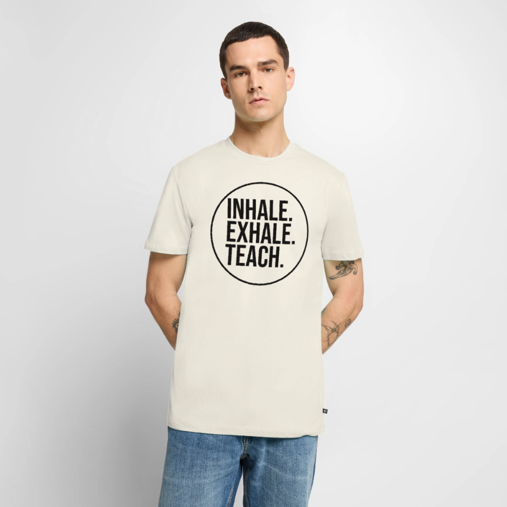 Inhalte. Exhale. Teich. - Männer Premium T-Shirt - Naturweiß