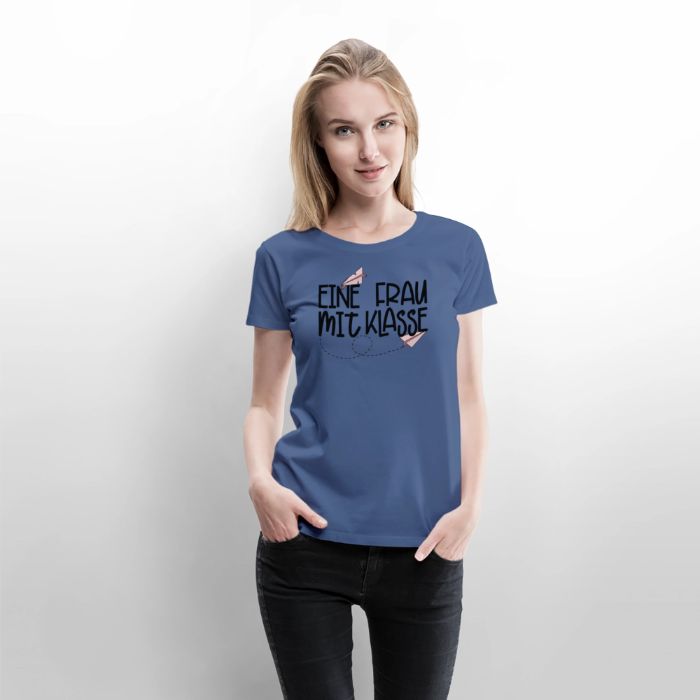 Eine Frau mit Klasse - Frauen Premium T-Shirt - Taubenblau