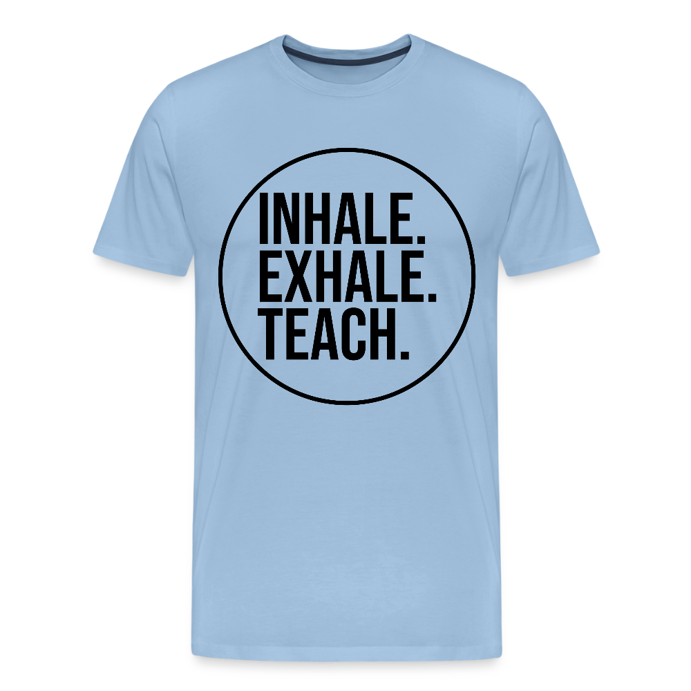 Inhalte. Exhale. Teich. - Männer Premium T-Shirt - Sky