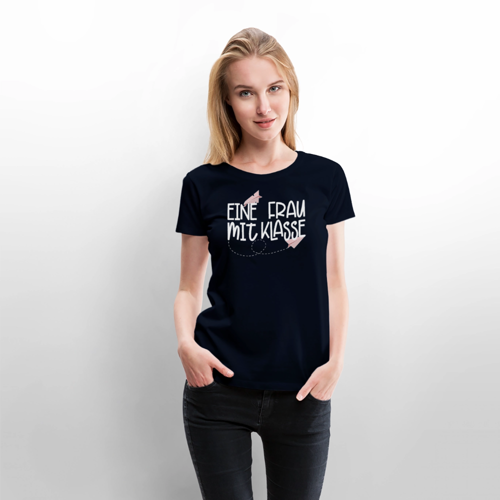 Eine Frau mit Klasse - Frauen Premium T-Shirt - Navy